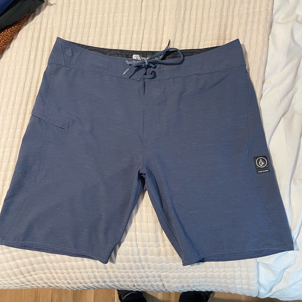 Size 36 Volcom mod tech swim trunks.